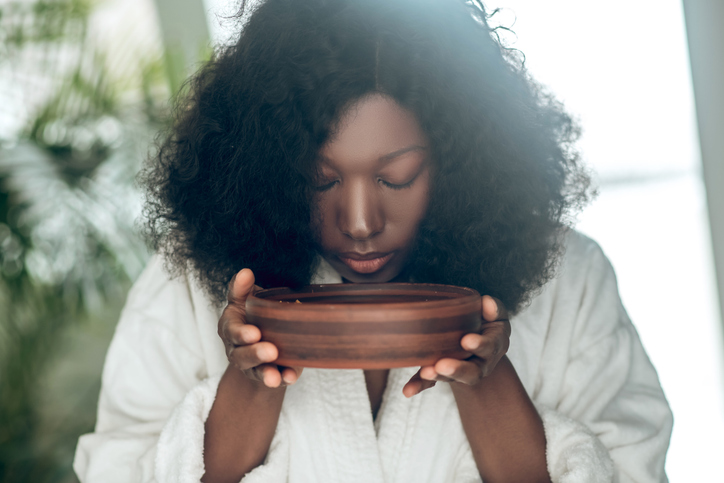 Ayurvedic tips for a cool summer - Pretty african american woman spending time in a spa salon